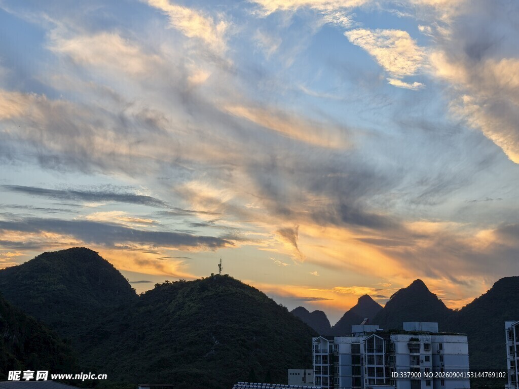 山间日落美景