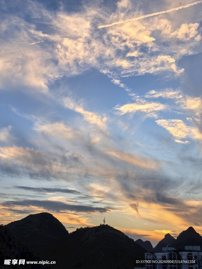 黄昏时分的山峦与绚丽云彩