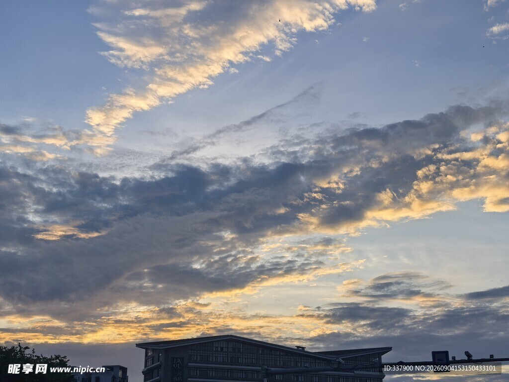 黄昏时分的绚烂天空