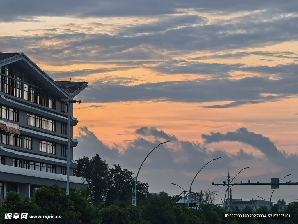 黄昏下的建筑与天空美景