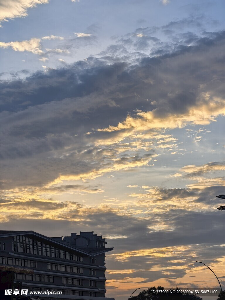 城市黄昏天空绚丽云彩