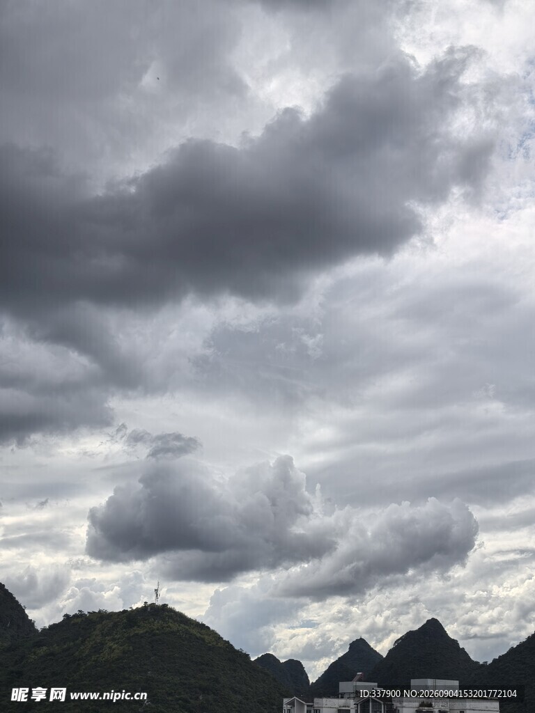 乌云笼罩下的山峦景色
