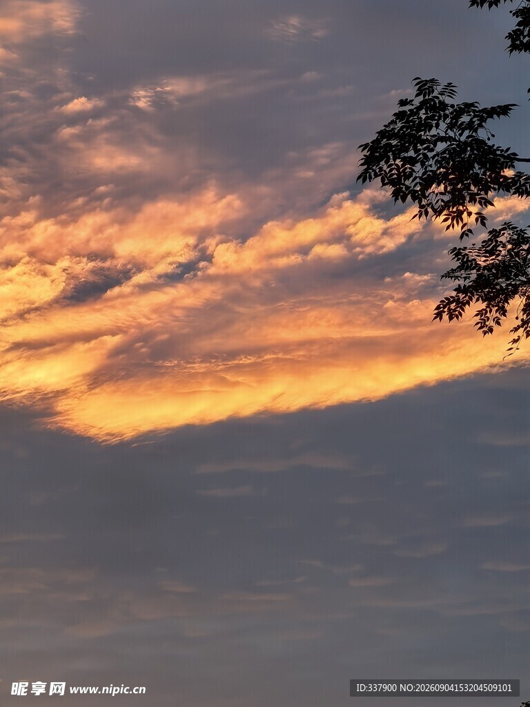 夕阳下绚烂的天空美景