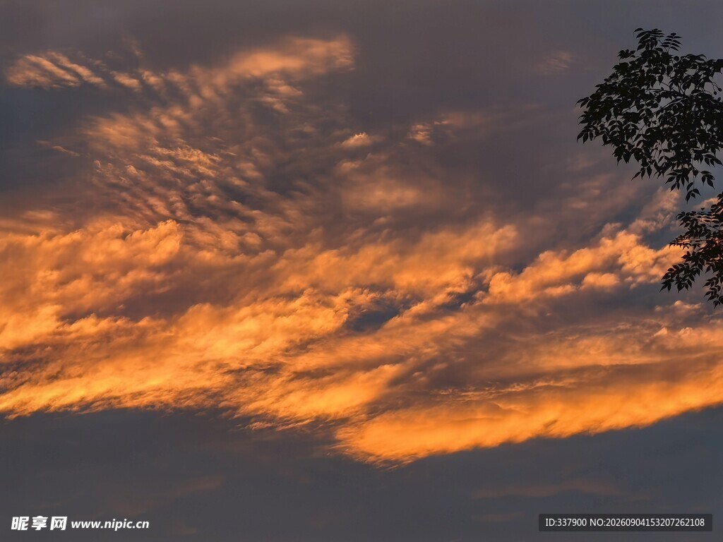夕阳下绚烂的天空美景
