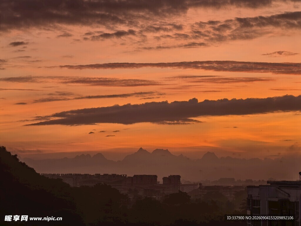 日落时分的绚烂天空