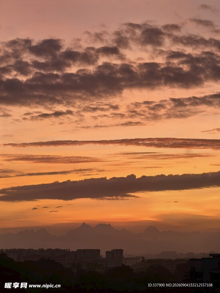 日落时分的绚烂天空