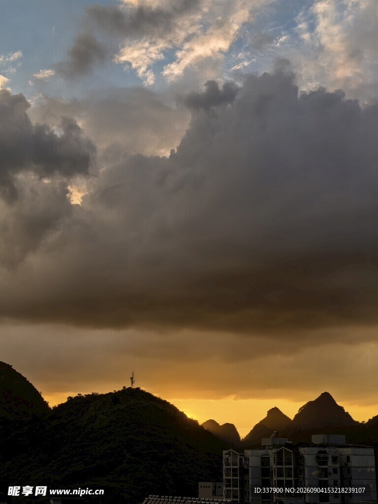 黄昏时分的山峦与云霞