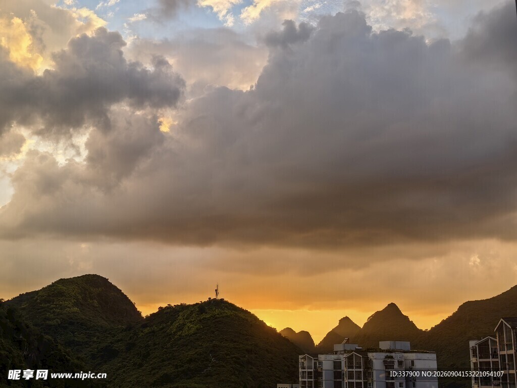 夕阳下的山峦与城市景观