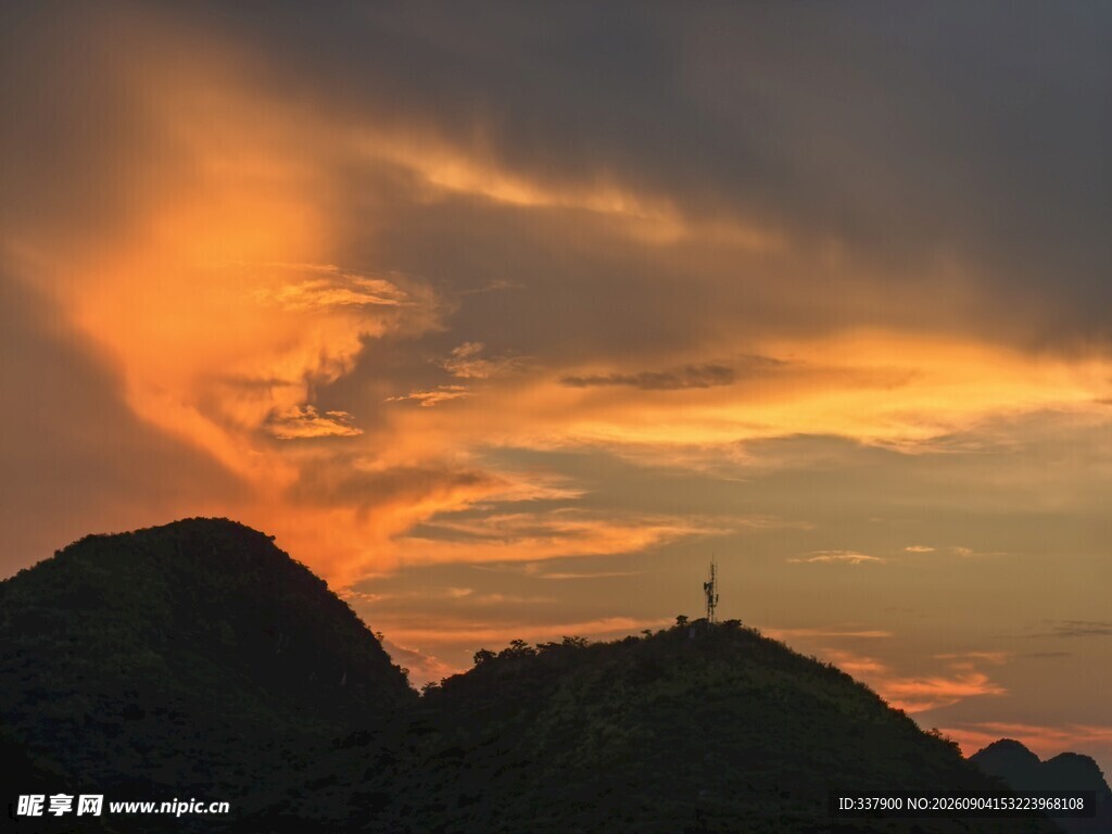 日落时分的壮丽山峦景色