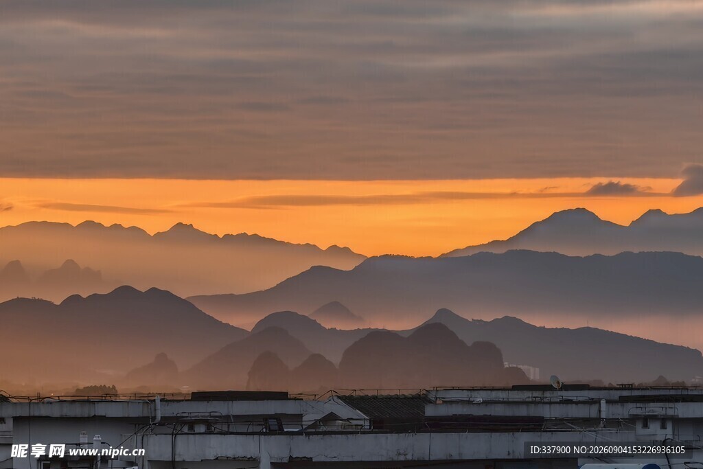 日出时分的壮丽山峦景色