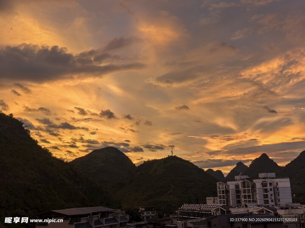 山间晚霞下的城镇美景