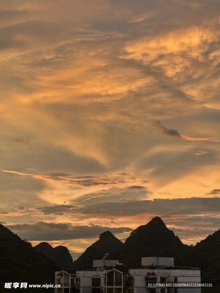 黄昏下的山峦与建筑美景