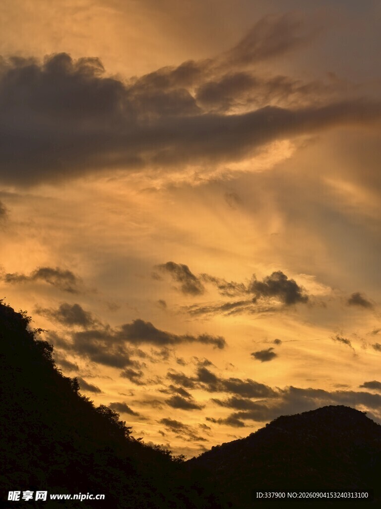 黄昏时分的山峦与绚丽云彩
