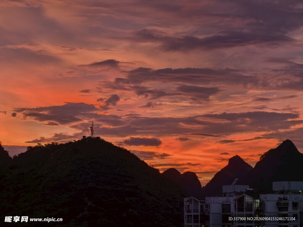 晚霞映照下的山峦美景