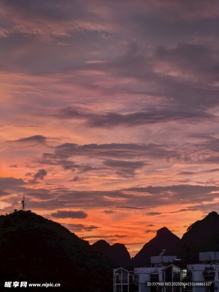 山间绚丽晚霞美景