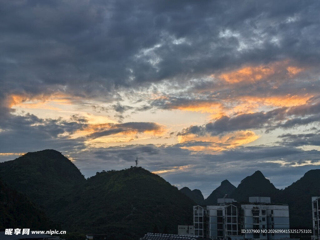 山间黄昏绚丽云霞景色