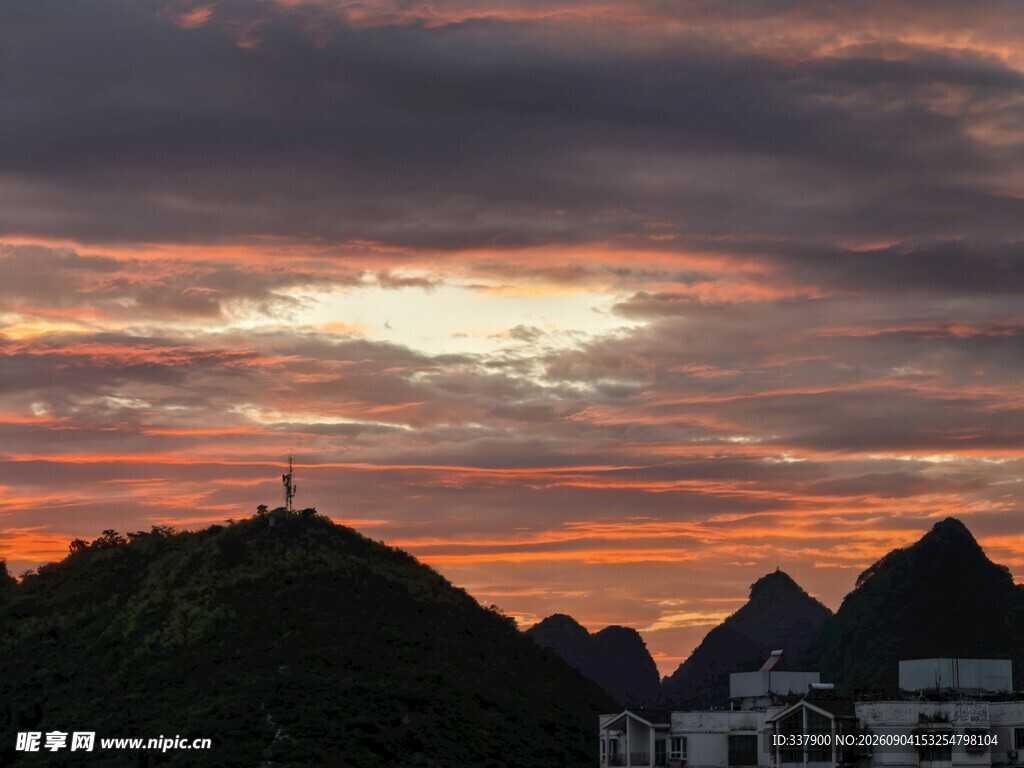 山间日落美景