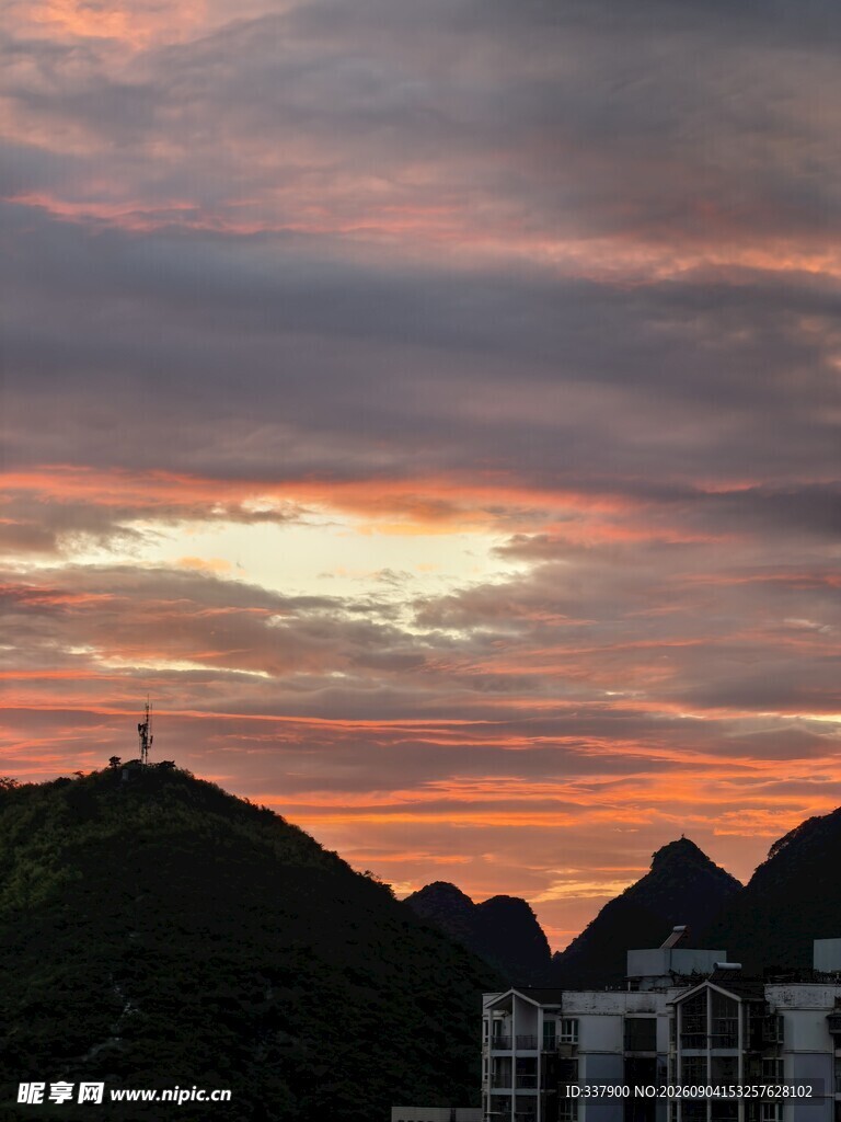 山间日落美景