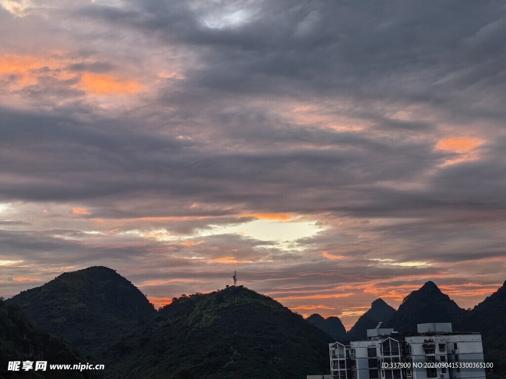山间晚霞美景