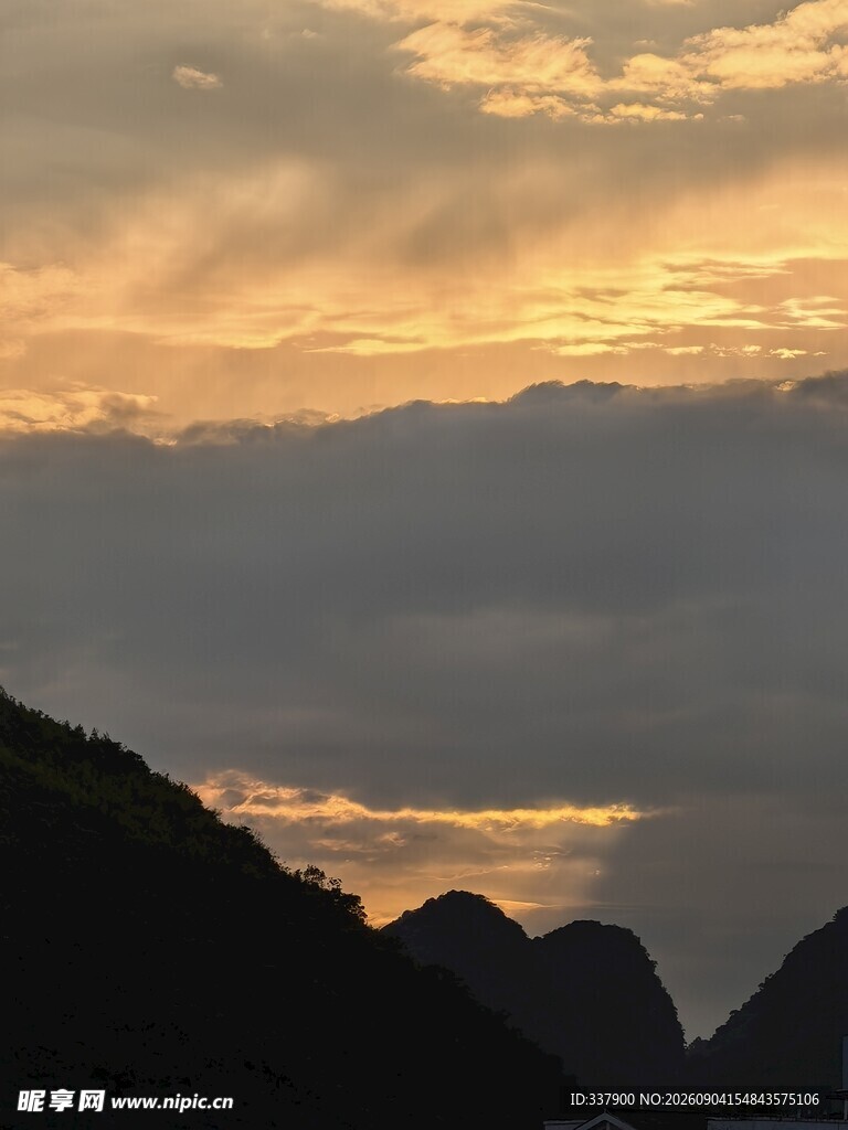 黄昏山峦间的绚丽云霞