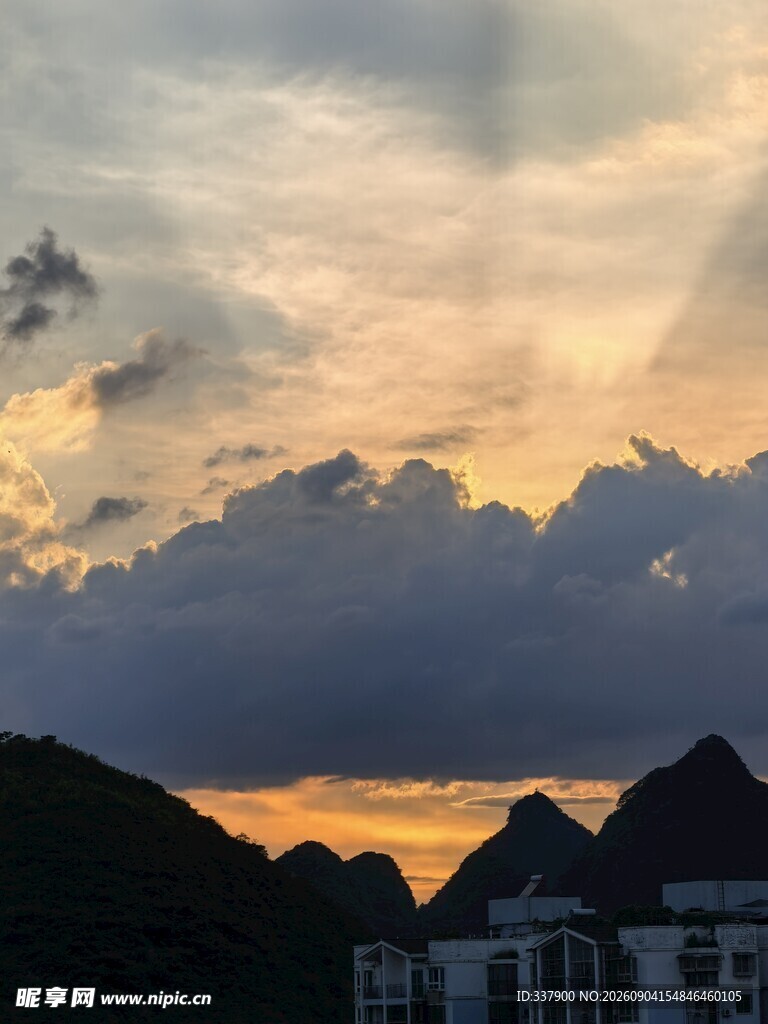 夕阳下的山峦与建筑美景