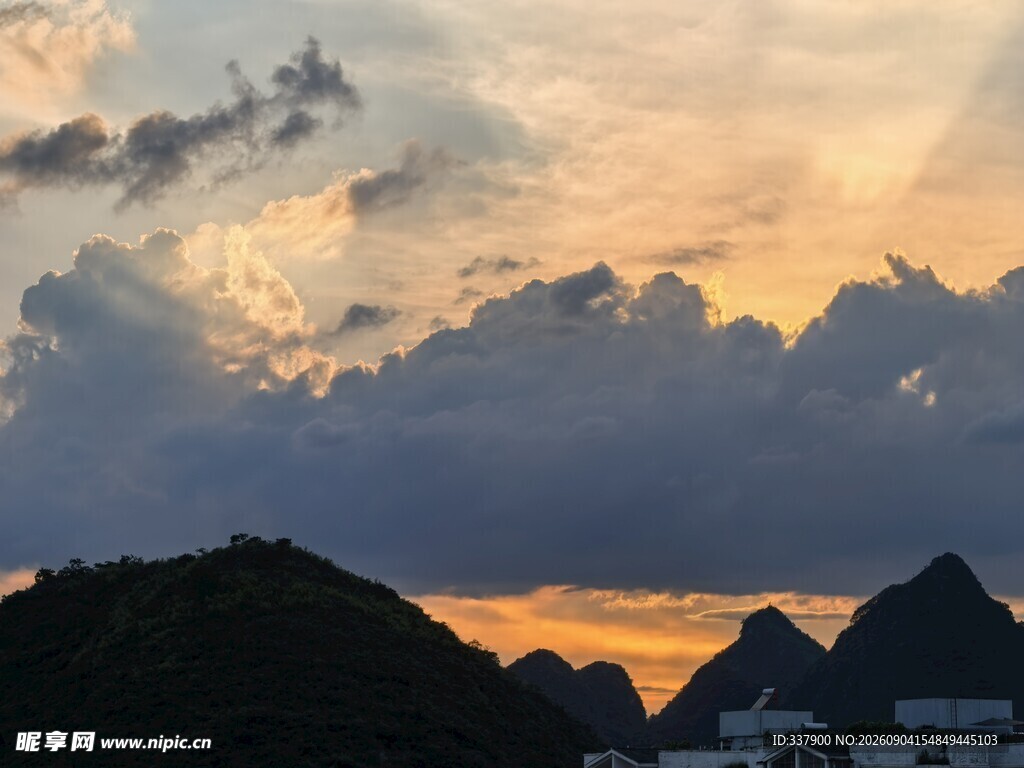 山间日落美景