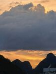 夕阳下的山峦与云层