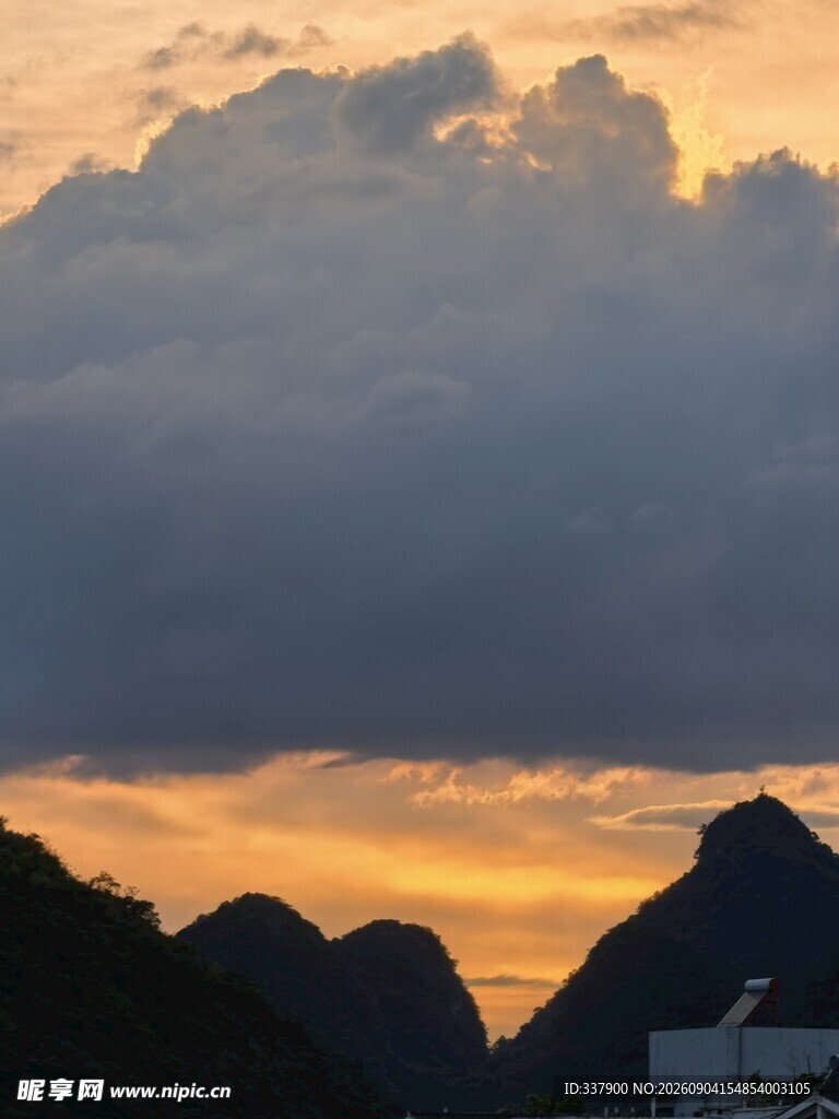 夕阳下的山峦与云层