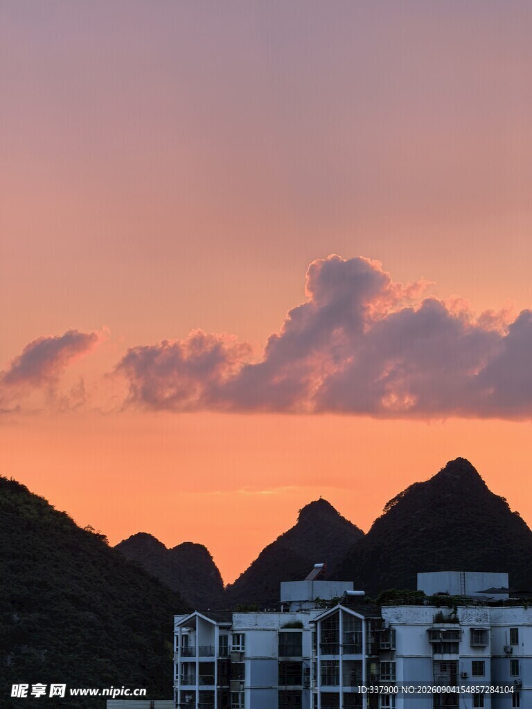 夕阳下的山峦与城市建筑