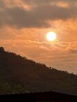 夕阳下的山峦美景