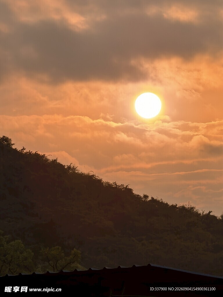 夕阳下的山峦美景