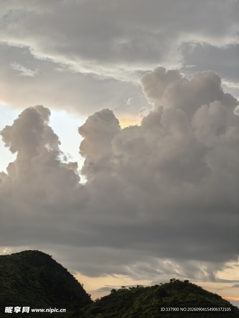 山间乌云密布的壮丽景象