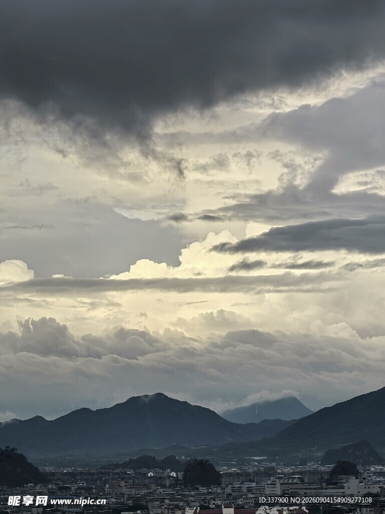 阴云下的山城景色