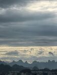 山峦云海间的壮美景色