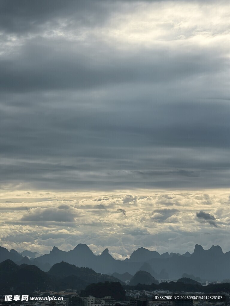 山峦云海间的壮美景色