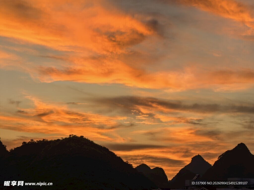 晚霞映照下的山峦美景