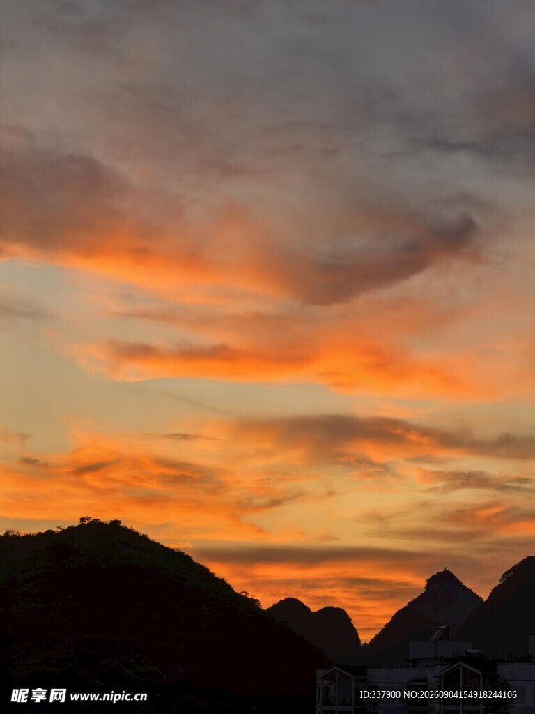 山间绚丽晚霞美景