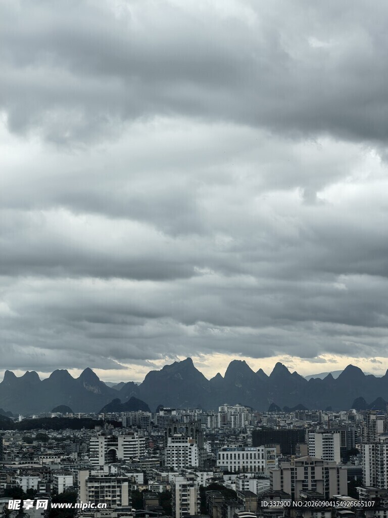 城市之上的山峦与阴云