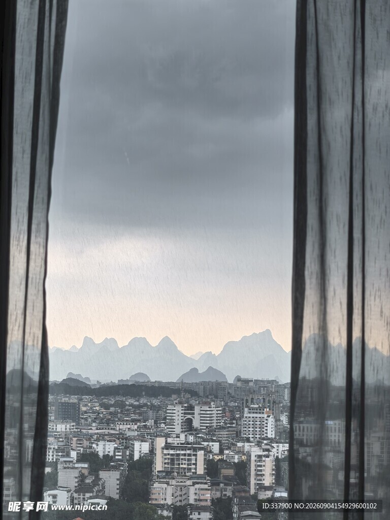 透过纱帘望城市与远山