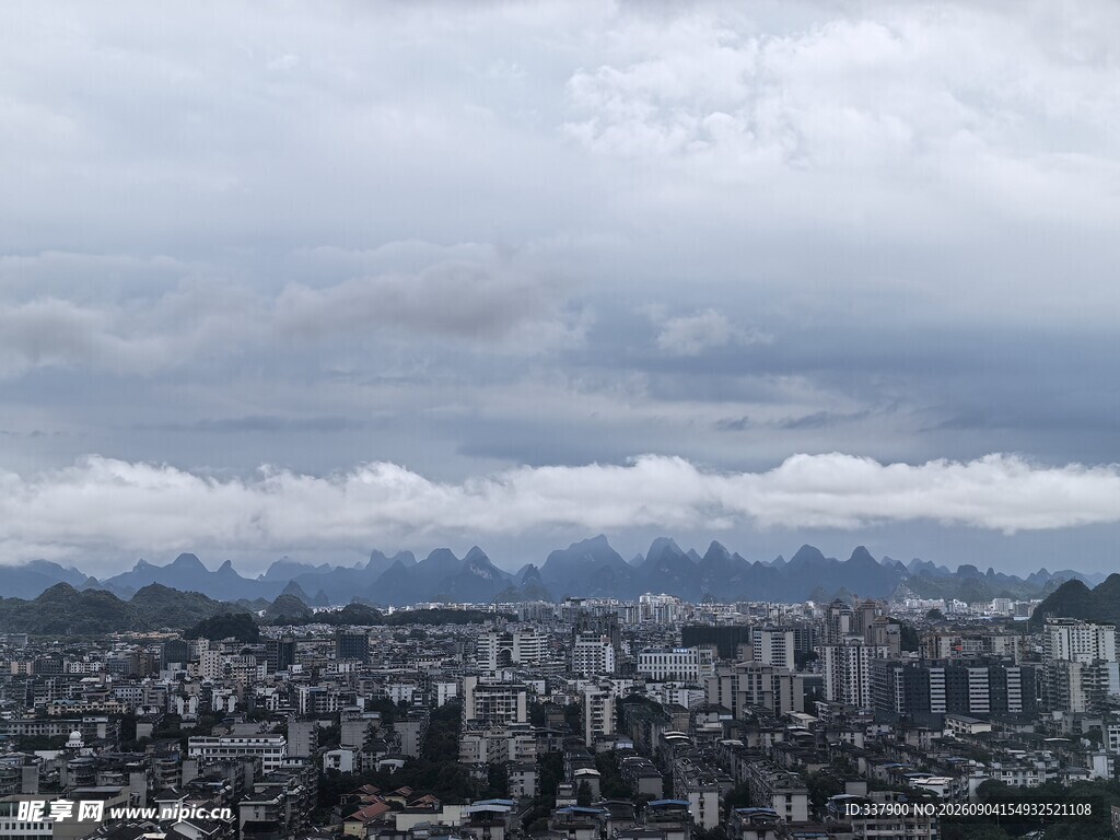 山城城市景观与远山