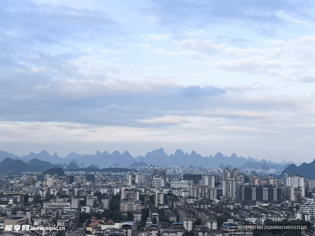 城市与远山的天际景观