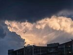 夕阳下的城市与壮丽云层