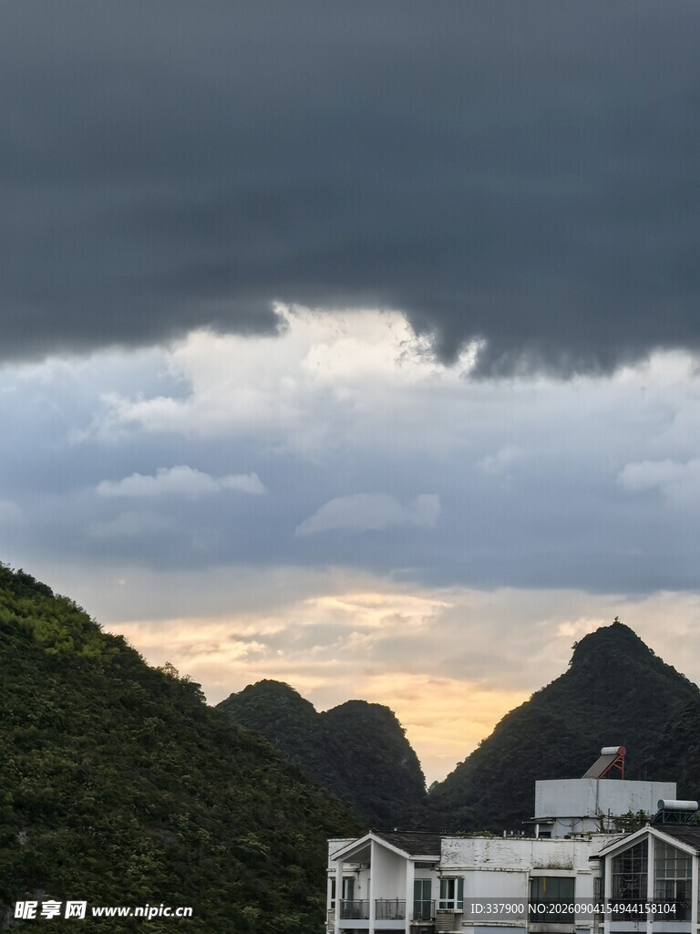 山间暮色下的建筑与云层