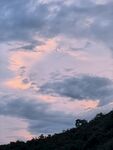 黄昏时分的云霞与山峦