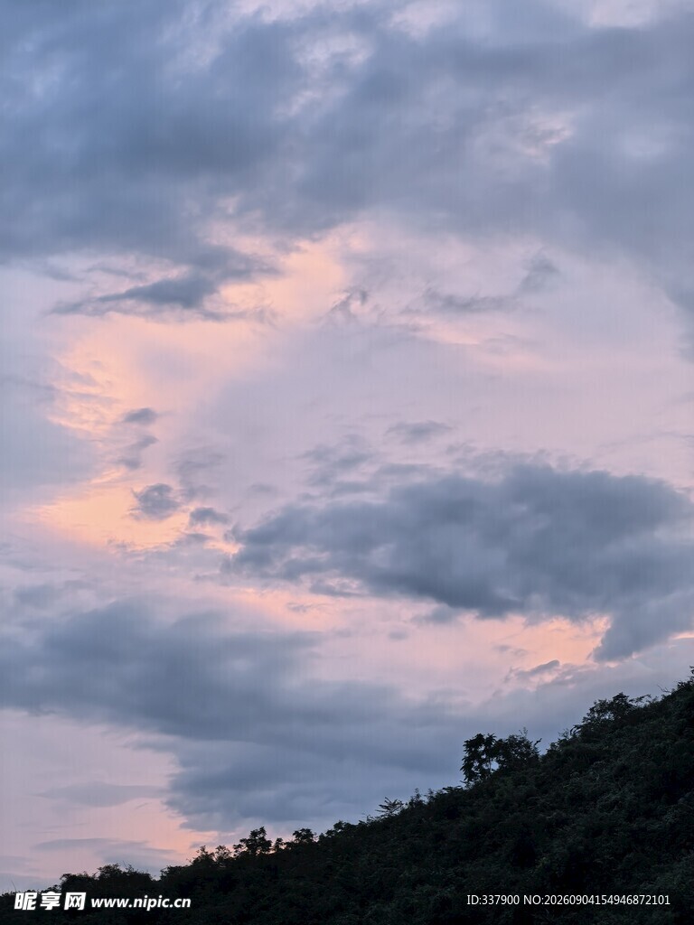 黄昏时分的云霞与山峦