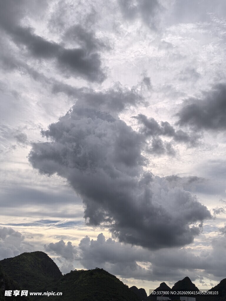 山间乌云密布的天空