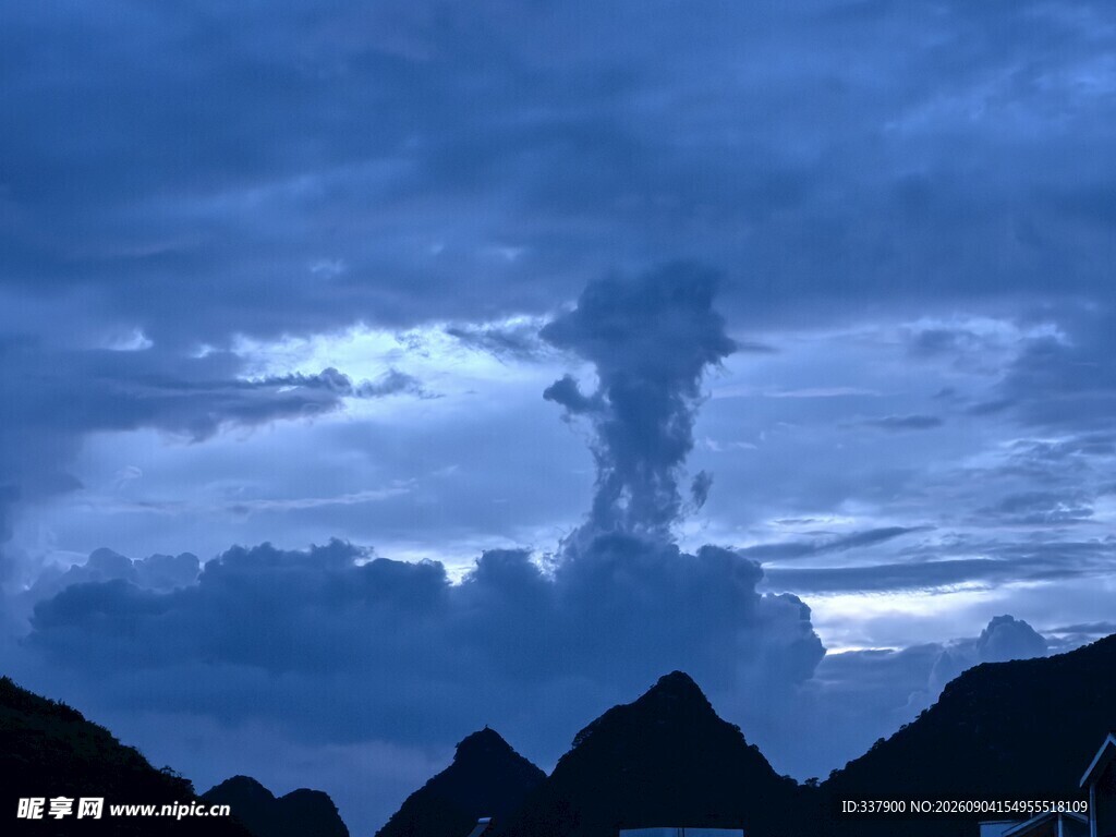夜幕下的山峦与奇异云景
