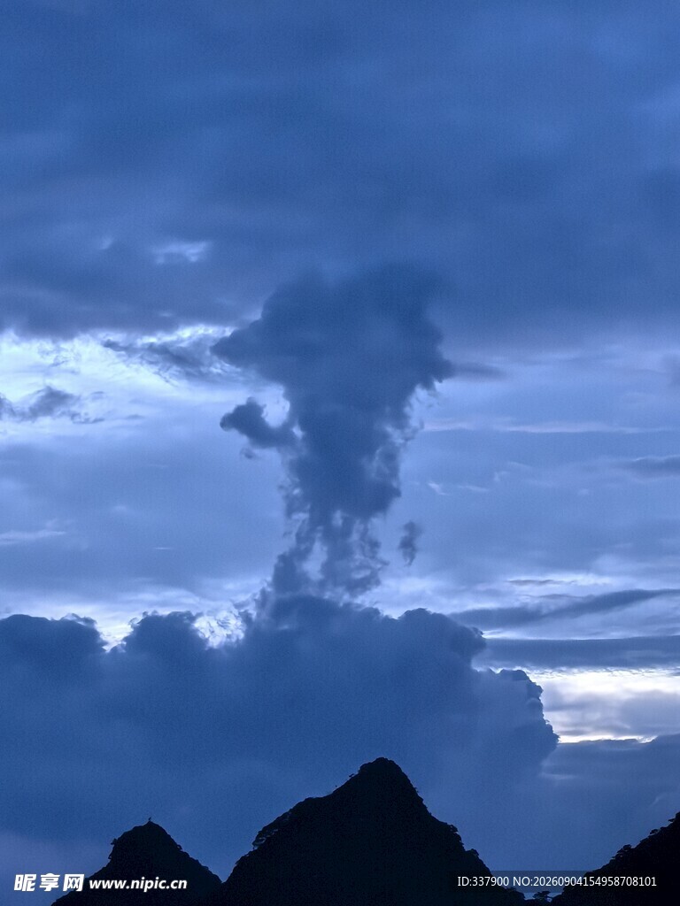 壮丽云海中的山峦景观