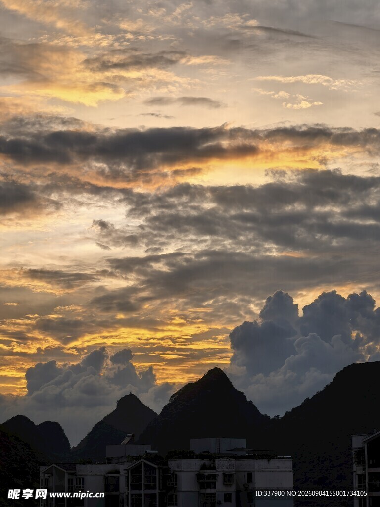 黄昏时分城市与云霞美景