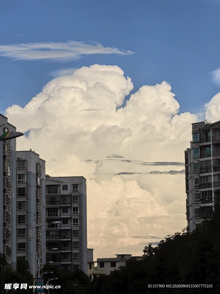 城市上空的壮丽云朵景观